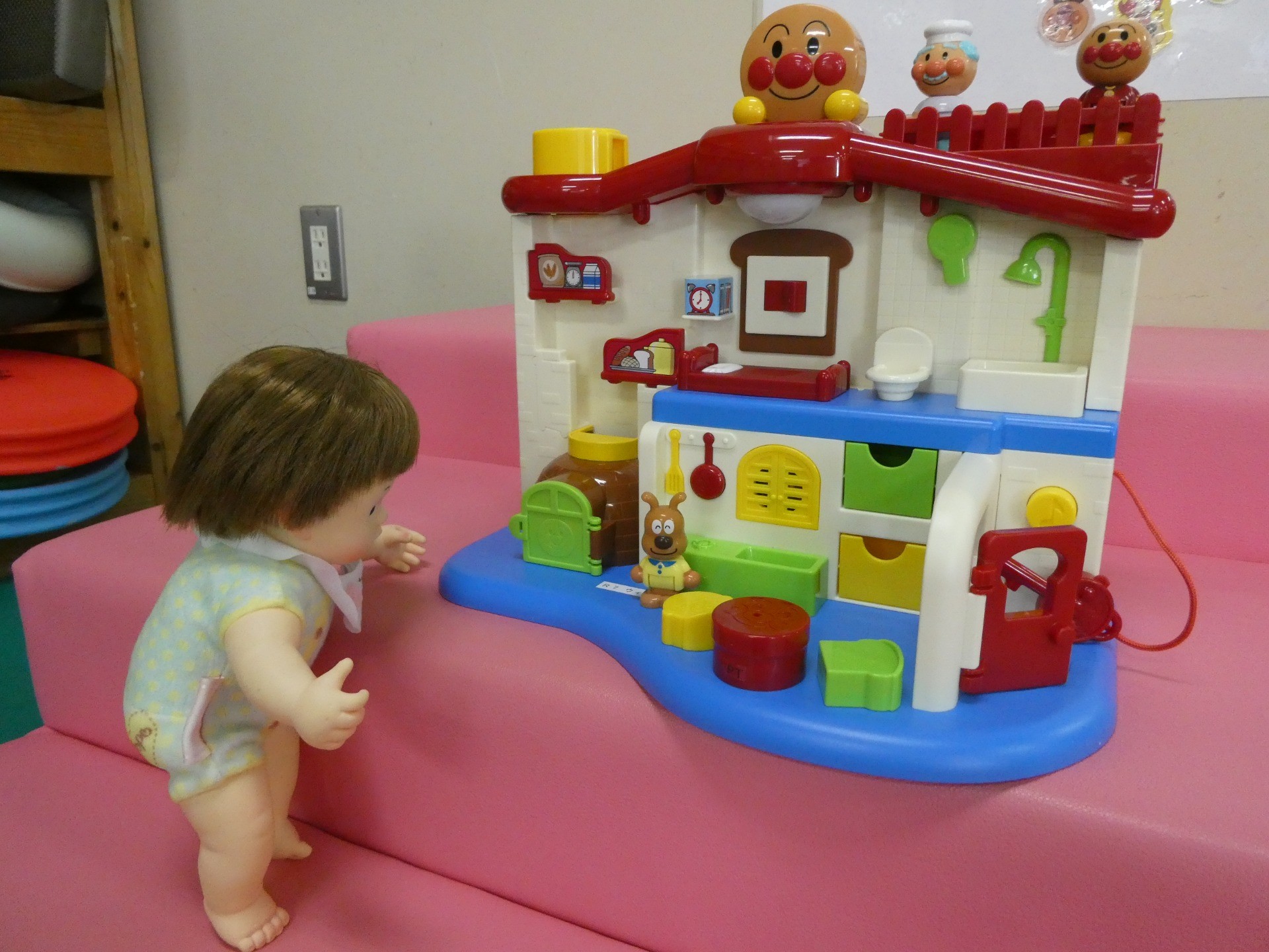 サウンドいろいろ♪ライトがピカッ！なかまたちとあそぼう！アンパンマンはじめてハウスDX